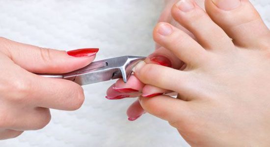 El cortado de las uñas se hace siempre en línea recta para evitar que se encarnen. (Foto: mejorconsalud.com)