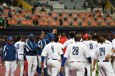 Cuba derrota 3-2 a Australia y sigue viva en Premier 12 de béisbol 