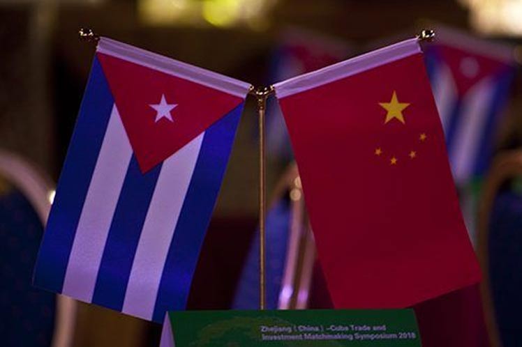 Banderas de Cuba y China