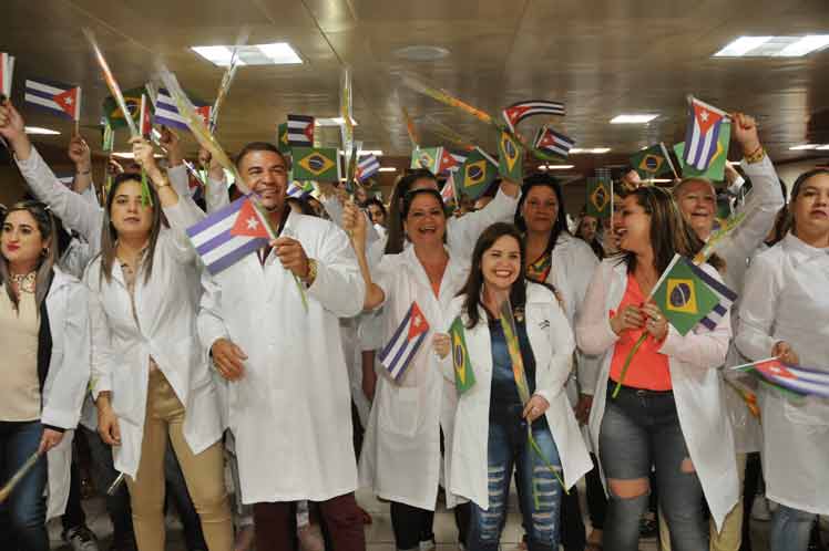 La Habana, 7 dic (PL) Una aeronave con 203 colaboradores cubanos de la salud llegó hoy a esta capital en el contexto del regreso a la isla de los galenos que trabajaron en el programa Más Médicos de Brasil.