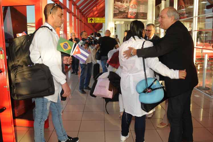 Autoridades encabezadas por el miembro del Comité Central del Partido Comunista Joel Queipo y el viceministro de Salud Alfredo González acudieron al aeropuerto internacional José Martí para darle la bienvenida a los colaboradores.