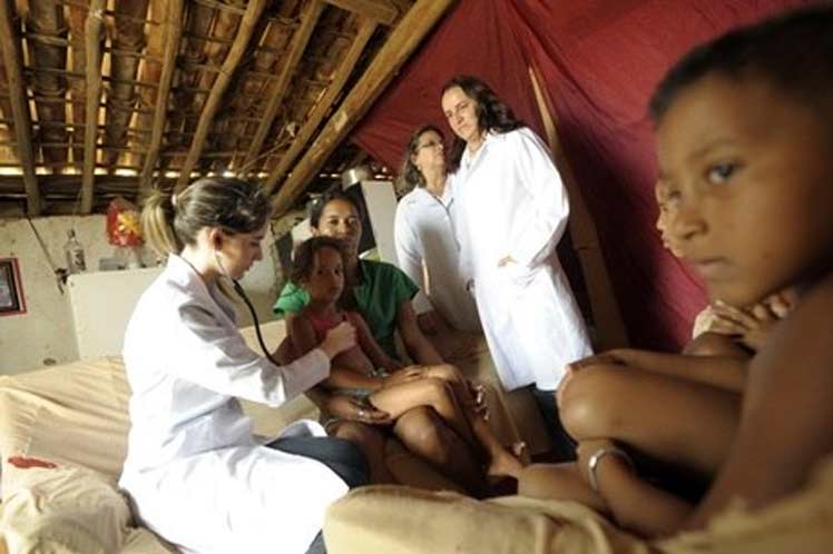 Médicos cubanos prestando sus servicios en Brasil a población humilde.