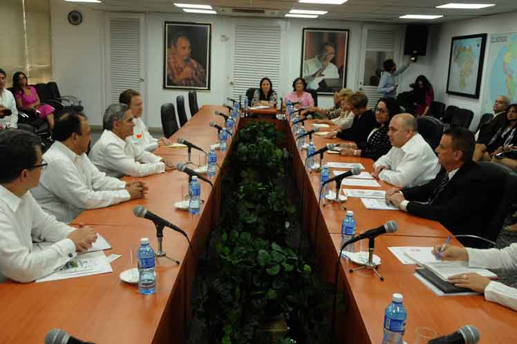 El jefe de gobierno de Ciudad México, Miguel Ángel Mancera y el ministro de Salud Pública cubano, Roberto Morales Ojeda, firman  dos convenios para la cooperación bilateral en el área de salud