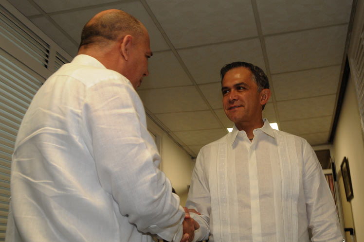 El jefe de gobierno de Ciudad México, Miguel Ángel Mancera y el ministro de Salud Pública cubano, Roberto Morales Ojeda, firman  dos convenios para la cooperación bilateral en el área de salud