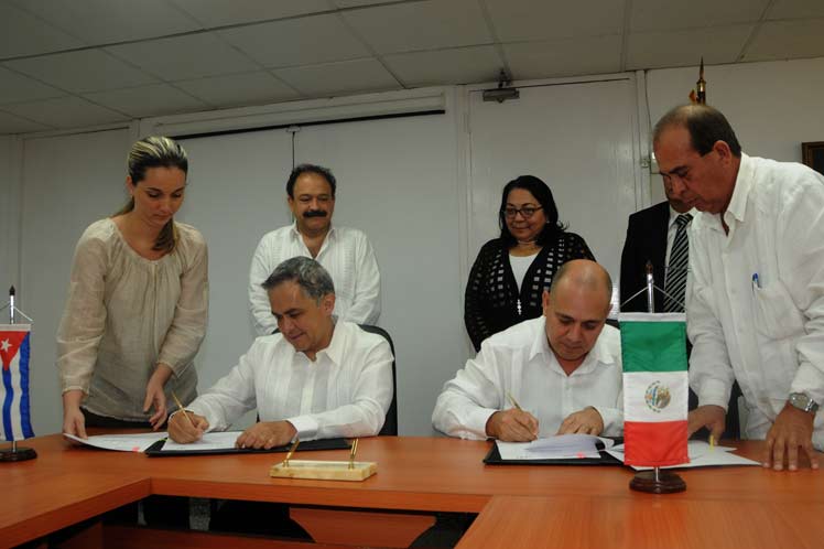 El jefe de gobierno de Ciudad México, Miguel Ángel Mancera y el ministro de Salud Pública cubano, Roberto Morales Ojeda, firman aquí dos convenios para la cooperación bilateral en el área de salud