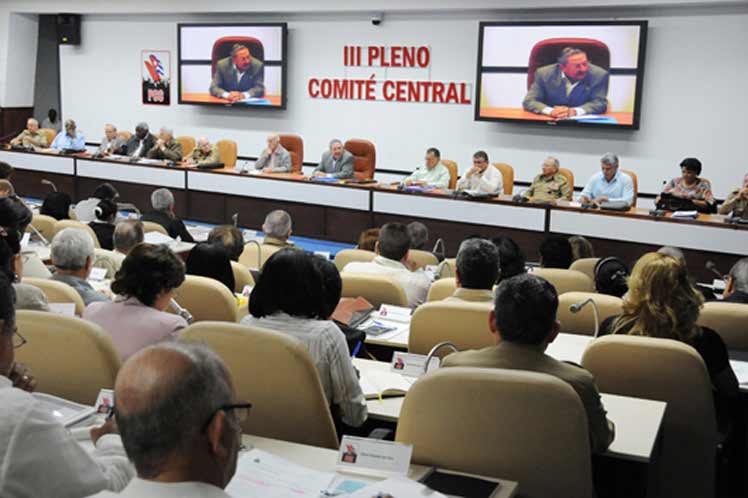 Aprueban documentos de actualización de modelo económico cubano