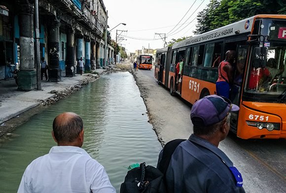 Transporte público en una calle en reparación, en La Habana