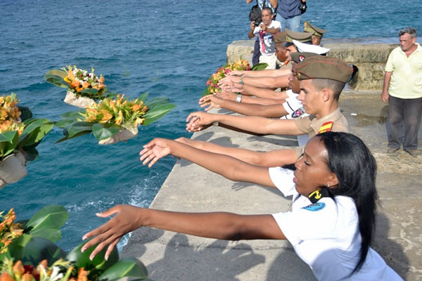 Cubanos lanzan flores al mar en recordación de Camilo