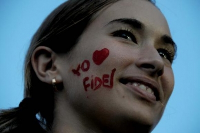 Joven cubana que pinta en su rostro la frase Yo Soy Fidel