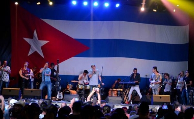 Bandera cubana y la orquesta de Paulito FG