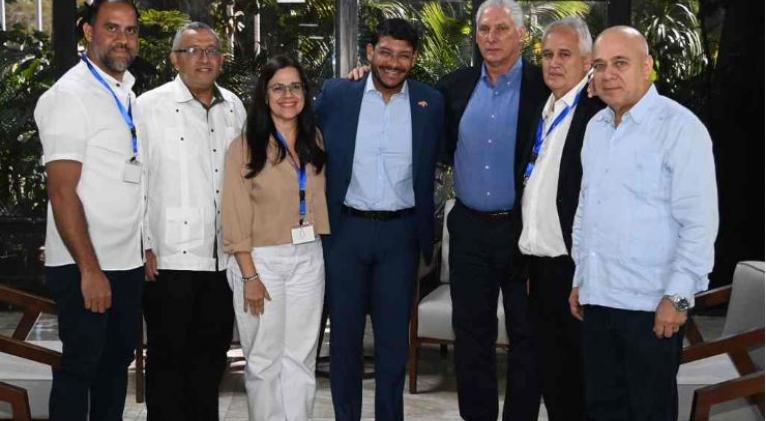 Miguel Díaz-Canel, conversa con participantes en foro internacional