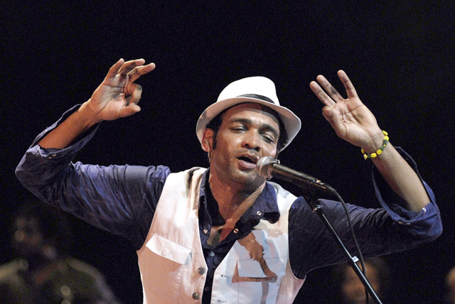 cantautor cubano Descemer Bueno