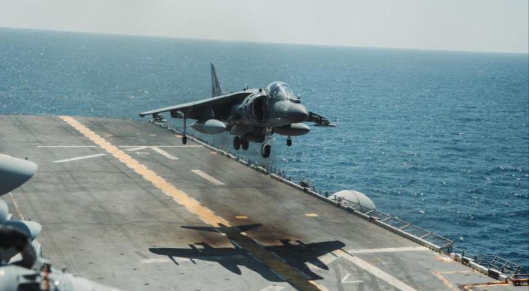 El Ejército de Estados Unidos ha publicado fotografías de infantes de marina realizando ejercicios con armamento y otras maniobras en uno de los buques que habrían sido enviados rumbo al sur del Caribe.
