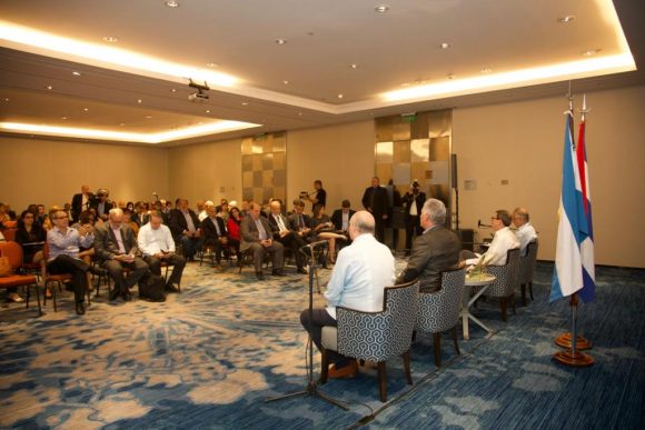 Díaz-Canel se reúne con un encuentro con más de 60 empresarios argentinos. Foto: Twitter/ @PresidenciaCuba.
