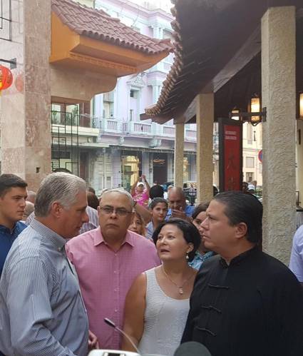 En el popular Barrio Chino en Centro Habana el presidente Díaz-Canel recorrió las instalaciones e intercambió con sus trabajadores.
