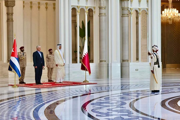 El presidente cubano Miguel Díaz-Canel Bermúdez fue recibido este domingo por el emir de Qatar, Tamim bin Hamad Al-Thani, al inicio de su visita oficial a esta nación del Golfo Arábigo Pérsico.