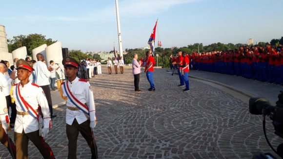 De manos del mandatario, el luchador Mijaín López recibió el estandarte. Foto: Twitter/@PresidenciaCuba.