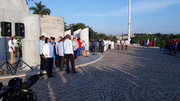De manos del mandatario, el luchador Mijaín López recibió el estandarte. Foto: Twitter/@PresidenciaCuba.
