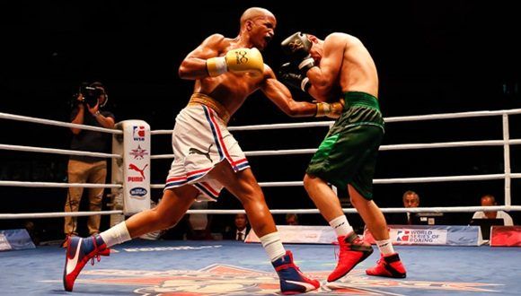Roniel Iglesias, Domadores de Cuba, combate en 60 kg frente a Makhmud Gaipov, Tigres de Uzbekistán, durante la VIII Serie Mundial de boxeo.