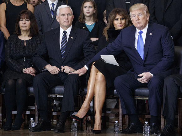 Donald Trump y el vicepresidente Mike Pence con Melania en medio y la esposa del vicepresidente a la izquierda. Foto: Getty Images.