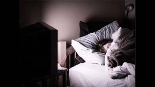 Dormir con la luz o el televisor encendido aumenta de peso