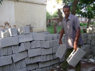 Trabajador de la construcción con ladrillos