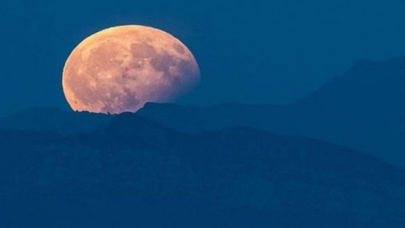 Durante el eclipse la Luna se cubrirá de un color rojo cobrizo. Foto: Foto: EFE.