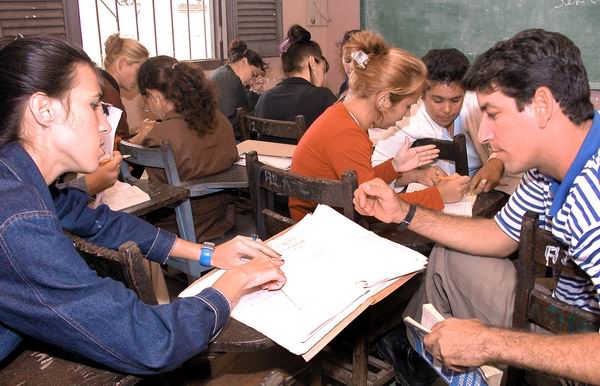  Educación de adultos a la sociedad cubana 