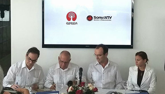 EGREM y Sony firman histórico acuerdo. Foto tomada del perfil de Facebook de Arnaldo Rodríguez.