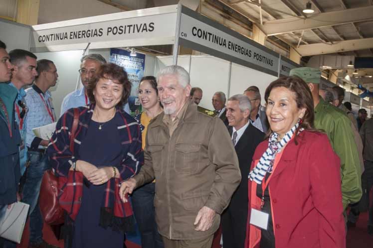 Ramiro Valdés junto a Ministra del CITMA y otras personalidades en evento de energías renovables.