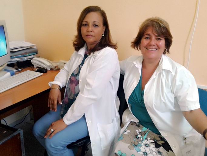 Doctoras Lourdes Ochoa y Licenciada Yanelys Araña, de izquierda a derecha.