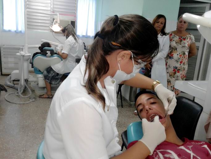 Estomatólogos cienfuegueros celebran su día 
