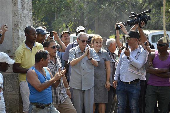 Eusebio Leal, el 15 de marzo de 2016, jornada en la cual se plantaba una nueva ceiba en El Templete, que luego tuvo que ser reemplazada. Foto: Thays Roque Arce/ Habana Radio/ Archivo.