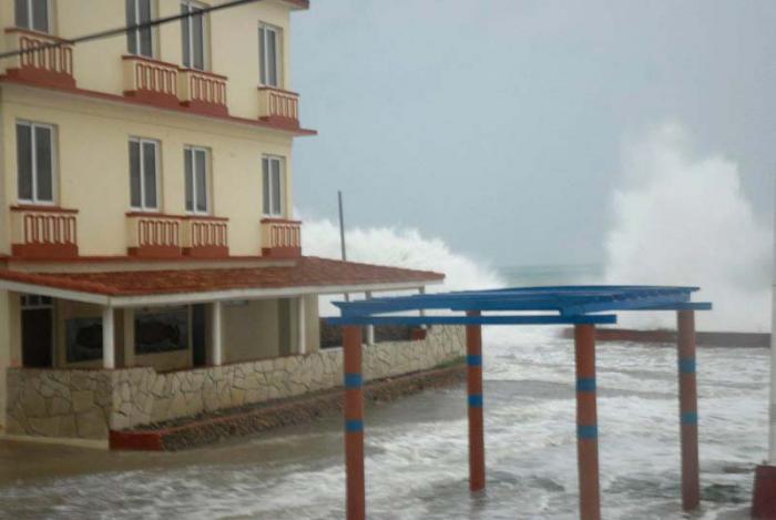 Vista del malecón de Baracoa, Guantánamo, al amanecer del 8 de septiembre de 2017