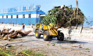 Tractor recogiendo escombros en calle habanera