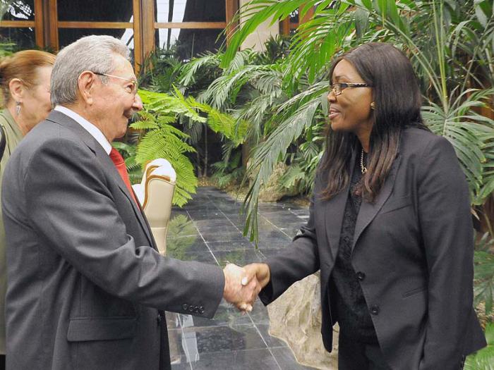Raúl Castro Ruz, presidente de los Consejos de Estado y de Ministros, recibió a la Excelentísima Señora Saara Kuugongelwa-Amadhila, primera ministra de la República de Namibia