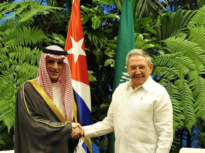 Raúl Castro Ruz  y  Adel Bin Ahmed Al Jubeir