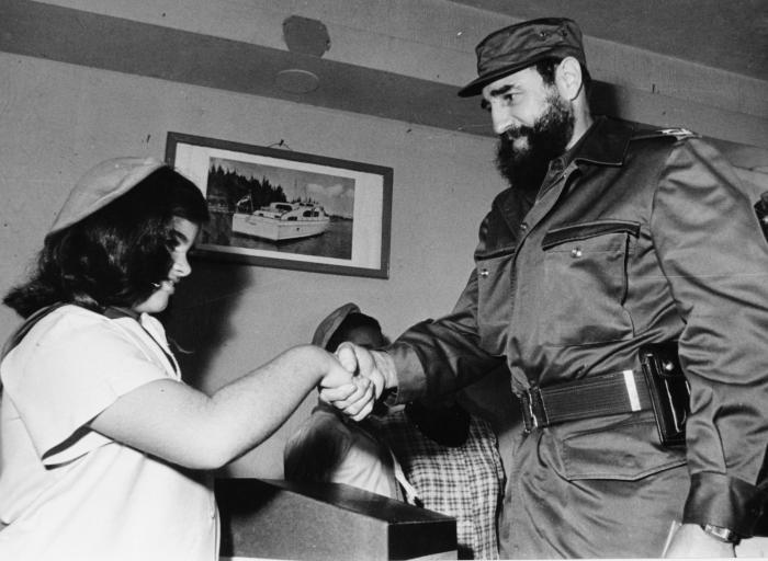 1976: Fidel Castro, luego de votar, saluda a una pionera Foto: Liborio Noval