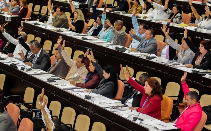 Se somete a votación el primer acuerdo. Foto: José Manuel Correa