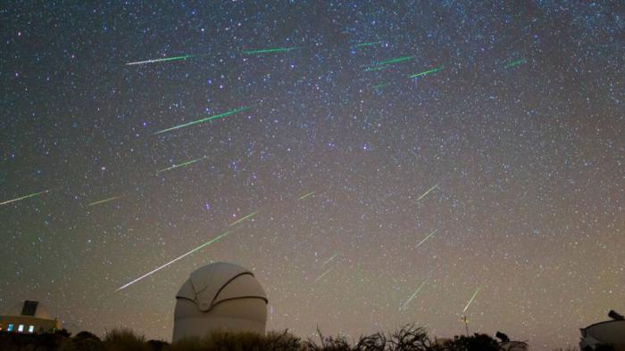 Se puede decir que los cometas dejan detrás de sí un anillo muy sutil de restos que se van acumulando cada vez que recorren las cercanías del Sol, a lo largo de su órbita. Foto: El País