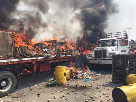 Opositores venezolanos ante la desesperación utilizan la violencia para incendiar vehículos cargados de la supuesta «ayuda humanitaria».