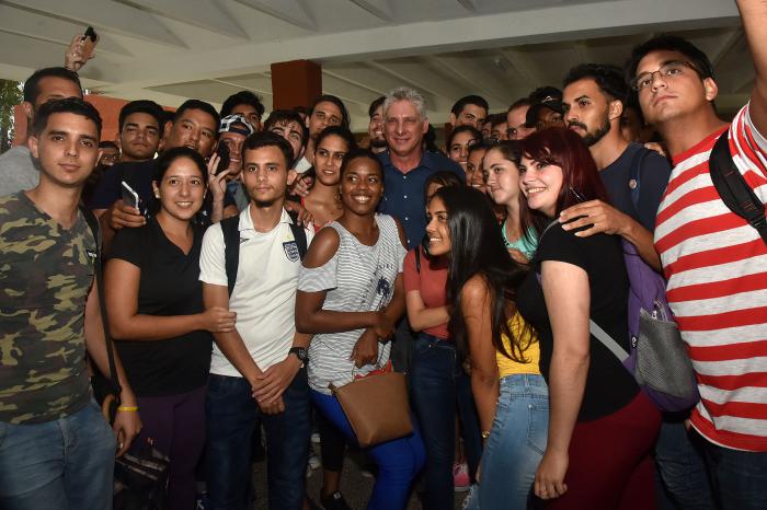 Miguel Díaz-Canel con estudiantes universitarios cubanos