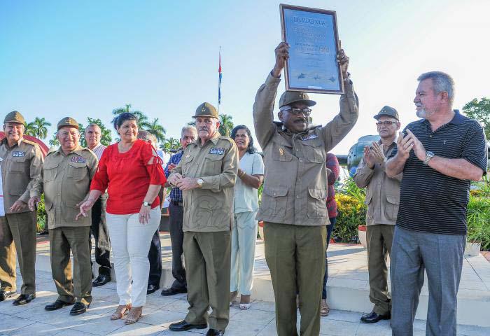 Felicita Raúl Castro al Regimiento de Aviación de la Guardia Playa Girón 