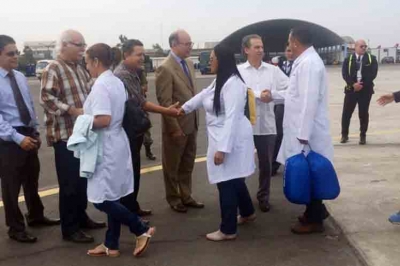 Médicos cubanos aribando a Perú