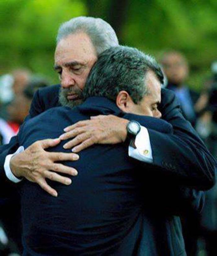 Fidel Castro junto a Carlos Alberto Cremata, director de la Colmenita.