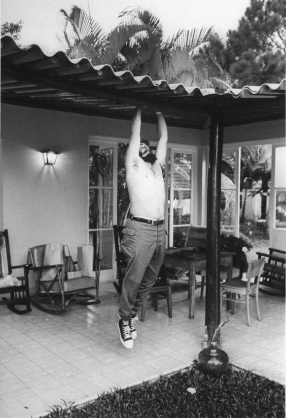 Haciendo ejercicios durante su estancia en Isla de Pinos. 1965. Foto: Lee Lockwood