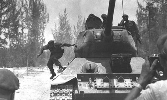 Fidel desciende de un tanque Sherman en Playa Girón durante la invasión de las tropas mercenarias dirigidas por el gobierno estadounidense, el 19 de abril de 1961. Foto: Tirso Martínez Sánchez/ Sitio Fidel Soldado de las Ideas.