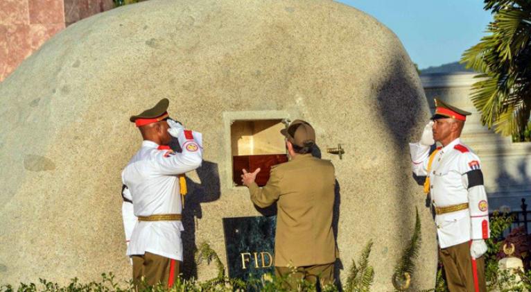 Monolito que guarda los restos de Fidel