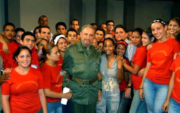 Fidel Castro Ruz , y  jovenes cubanos