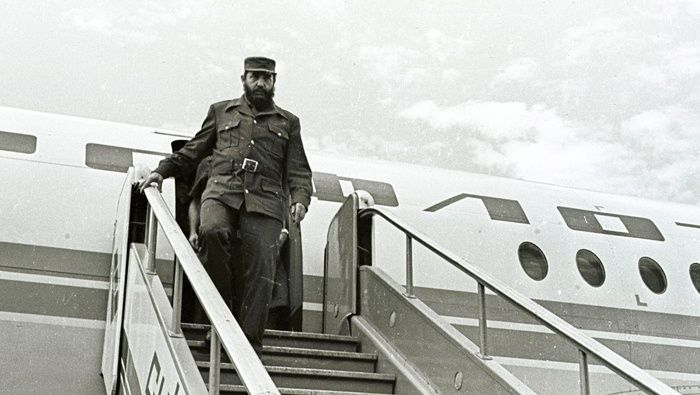 Fidel descendiendo de un avión